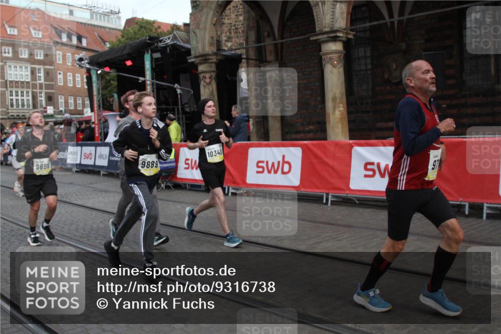 05.10.2025 - 20. swb-Marathon Bremen Yannick Fuchs http://msf.ph/oto/9316738 05.10.2025 10:49:56 Ziel 9369, 9696, 9761, 9889, 10159, 10346, 11091, 11749 meine-sportfotos.de