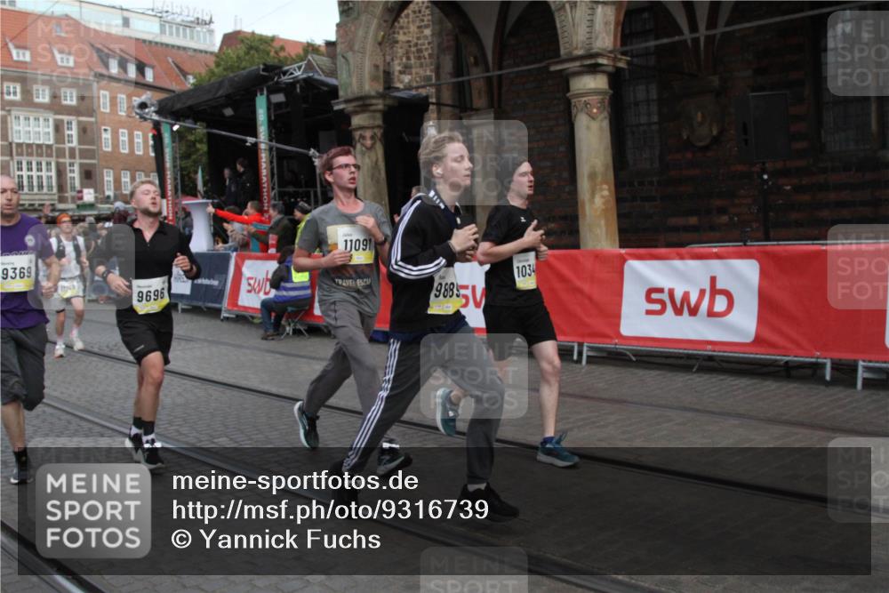 05.10.2025 - 20. swb-Marathon Bremen Yannick Fuchs http://msf.ph/oto/9316739 05.10.2025 10:49:57 Ziel 9369, 9696, 9761, 9889, 10159, 10346, 11091, 11642, 11749 meine-sportfotos.de