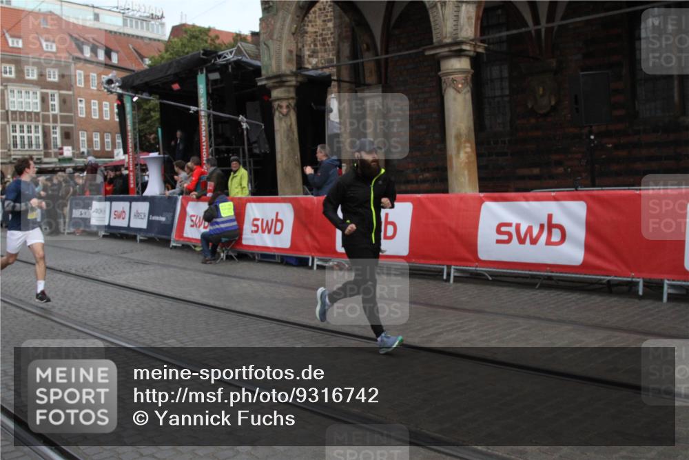 05.10.2025 - 20. swb-Marathon Bremen Yannick Fuchs http://msf.ph/oto/9316742 05.10.2025 10:50:02 Ziel 9676, 9693, 9803, 10543, 10868, 10946, 11642 meine-sportfotos.de
