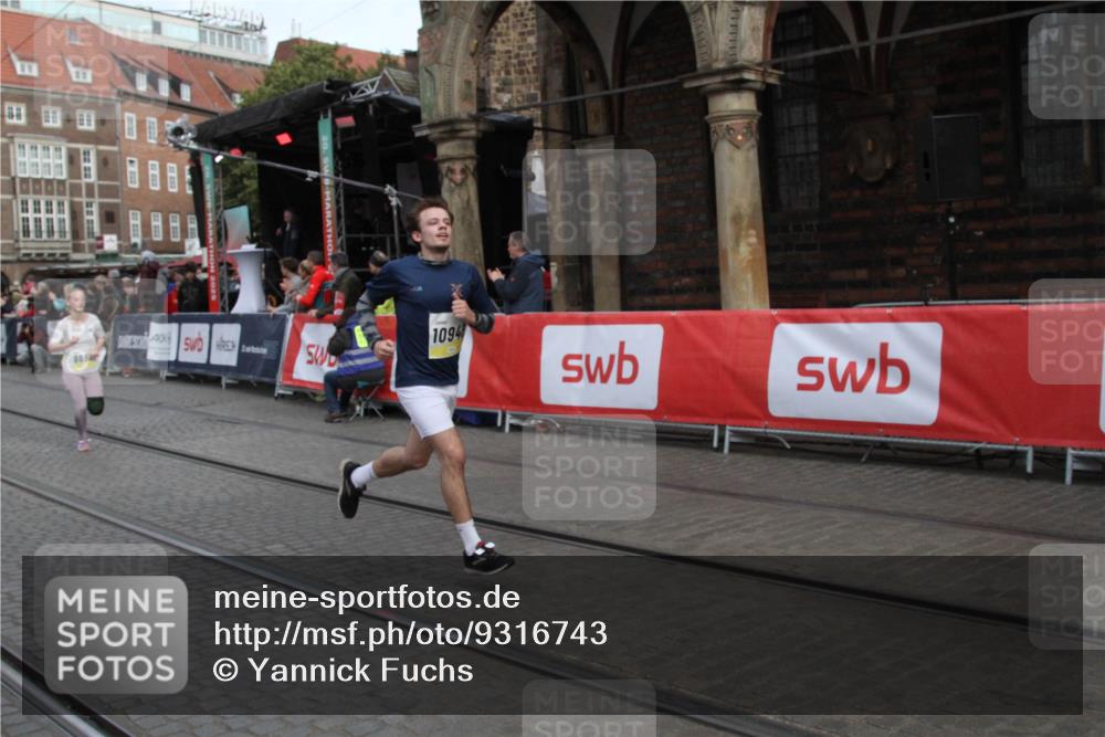 05.10.2025 - 20. swb-Marathon Bremen Yannick Fuchs http://msf.ph/oto/9316743 05.10.2025 10:50:03 Ziel 9676, 9693, 9803, 10543, 10868, 10946, 11642 meine-sportfotos.de