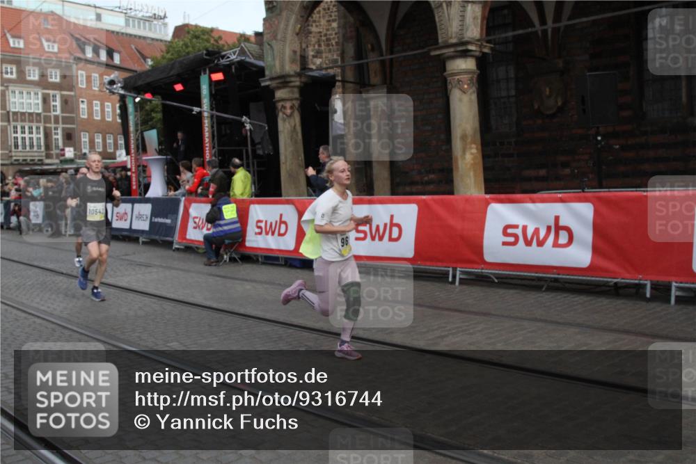 05.10.2025 - 20. swb-Marathon Bremen Yannick Fuchs http://msf.ph/oto/9316744 05.10.2025 10:50:05 Ziel 9676, 9693, 9803, 10543, 10868, 11621 meine-sportfotos.de