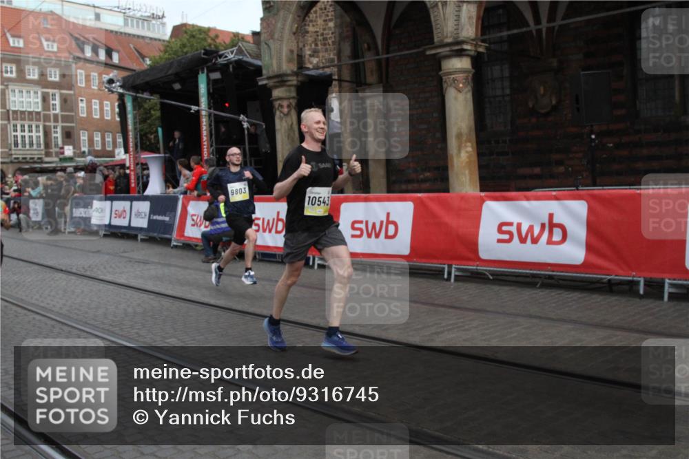 05.10.2025 - 20. swb-Marathon Bremen Yannick Fuchs http://msf.ph/oto/9316745 05.10.2025 10:50:06 Ziel 9676, 9693, 9803, 10543, 10868, 11621 meine-sportfotos.de