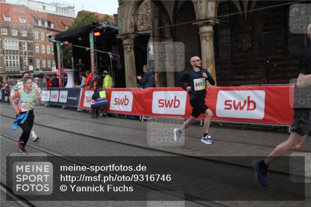 05.10.2025 - 20. swb-Marathon Bremen Yannick Fuchs http://msf.ph/oto/9316746 05.10.2025 10:50:06 Ziel 9676, 9693, 9803, 10543, 10868, 11621 meine-sportfotos.de