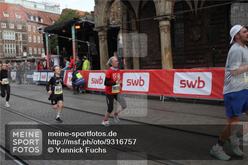 05.10.2025 - 20. swb-Marathon Bremen Yannick Fuchs http://msf.ph/oto/9316757 05.10.2025 10:50:19 Ziel 9579, 9689, 10022, 10356, 10400, 10443 meine-sportfotos.de