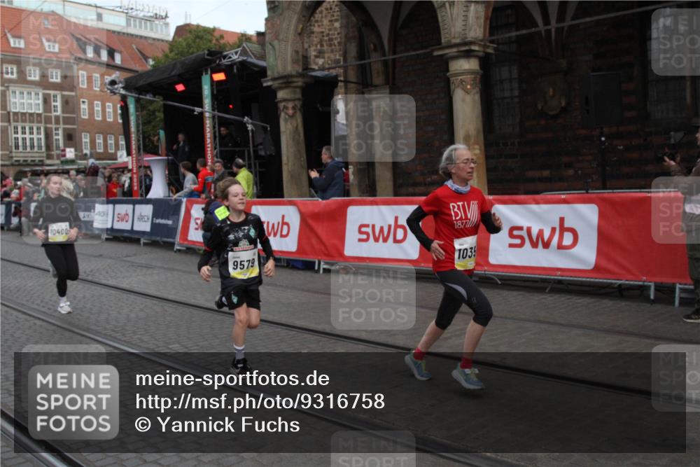 05.10.2025 - 20. swb-Marathon Bremen Yannick Fuchs http://msf.ph/oto/9316758 05.10.2025 10:50:19 Ziel 9579, 9689, 10022, 10356, 10400, 10443 meine-sportfotos.de