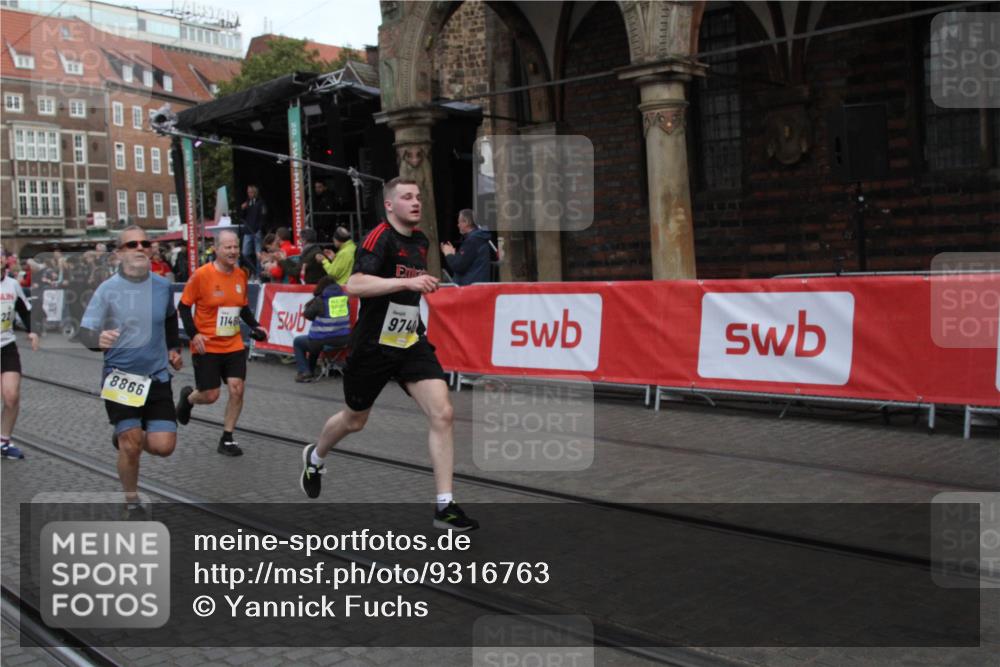 05.10.2025 - 20. swb-Marathon Bremen Yannick Fuchs http://msf.ph/oto/9316763 05.10.2025 10:50:28 Ziel 8866, 9740, 10066, 10537, 10638, 10923, 11022, 11239, 11241, 11254, 11298, 11460, 11531, 11740 meine-sportfotos.de
