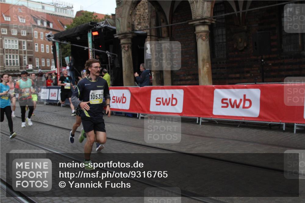 05.10.2025 - 20. swb-Marathon Bremen Yannick Fuchs http://msf.ph/oto/9316765 05.10.2025 10:50:31 Ziel 10066, 10537, 10638, 11239, 11241, 11254, 11298, 11344, 11531, 11660, 11740 meine-sportfotos.de