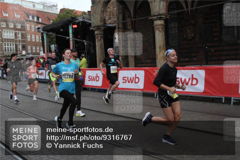 05.10.2025 - 20. swb-Marathon Bremen Yannick Fuchs http://msf.ph/oto/9316767 05.10.2025 10:50:32 Ziel 9337, 10066, 10199, 10638, 11239, 11241, 11254, 11298, 11344, 11531, 11660, 11740 meine-sportfotos.de