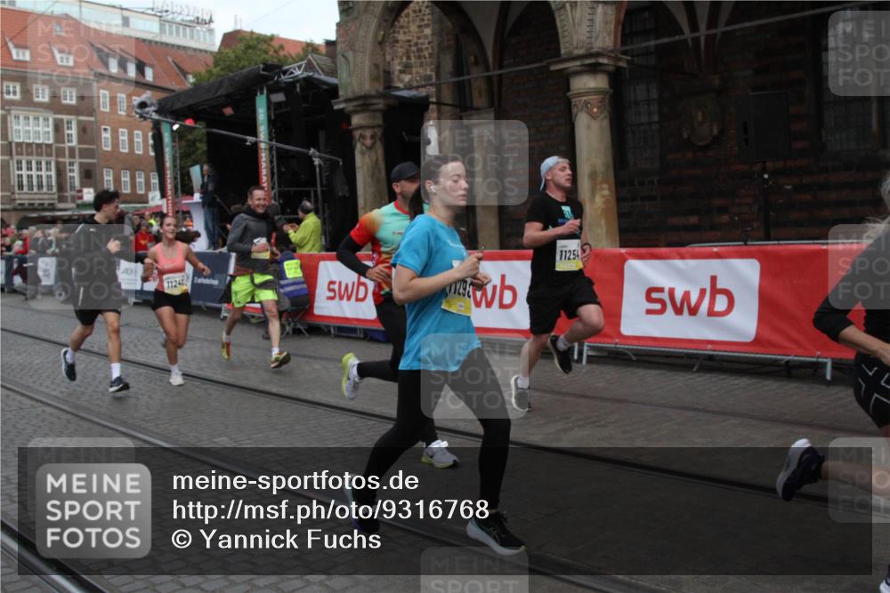 05.10.2025 - 20. swb-Marathon Bremen Yannick Fuchs http://msf.ph/oto/9316768 05.10.2025 10:50:32 Ziel 9337, 10066, 10199, 10638, 11239, 11241, 11254, 11298, 11344, 11531, 11660, 11740 meine-sportfotos.de