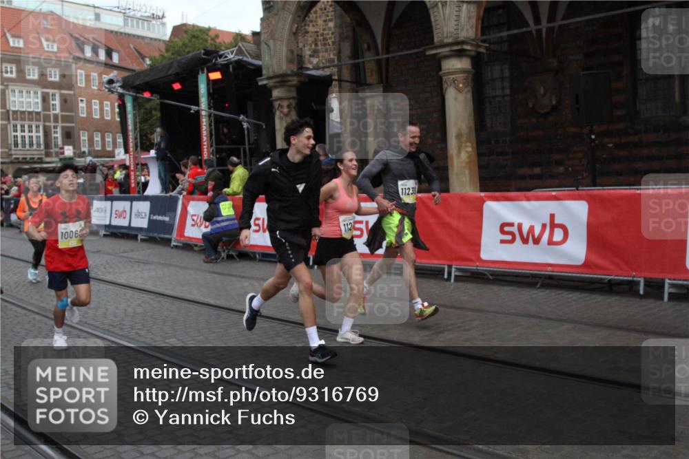 05.10.2025 - 20. swb-Marathon Bremen Yannick Fuchs http://msf.ph/oto/9316769 05.10.2025 10:50:33 Ziel 9337, 10066, 10199, 10638, 11239, 11241, 11344, 11660, 11740 meine-sportfotos.de