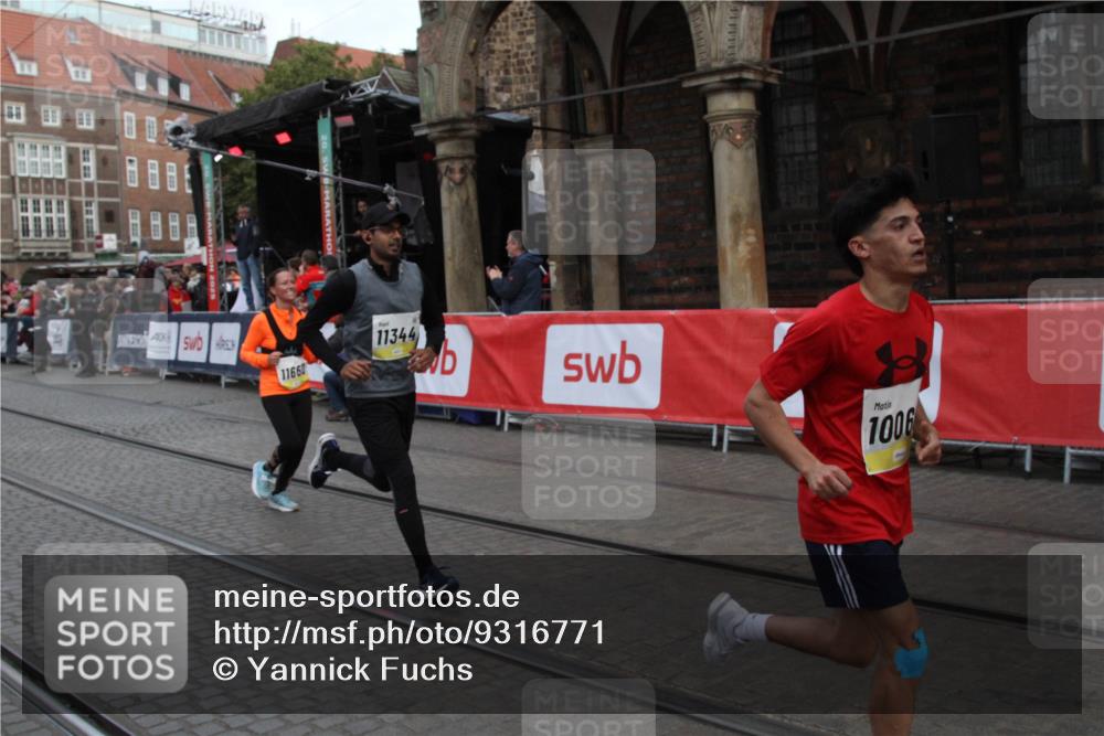 05.10.2025 - 20. swb-Marathon Bremen Yannick Fuchs http://msf.ph/oto/9316771 05.10.2025 10:50:34 Ziel 9337, 10066, 10199, 10638, 11239, 11241, 11344, 11660 meine-sportfotos.de