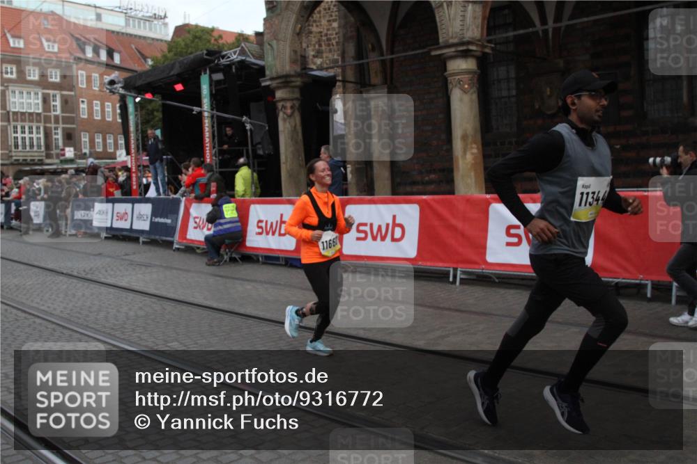 05.10.2025 - 20. swb-Marathon Bremen Yannick Fuchs http://msf.ph/oto/9316772 05.10.2025 10:50:35 Ziel 9267, 9337, 10199, 11344, 11660 meine-sportfotos.de