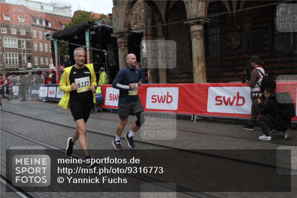 05.10.2025 - 20. swb-Marathon Bremen Yannick Fuchs http://msf.ph/oto/9316773 05.10.2025 10:50:38 Ziel 9267, 9299, 9337, 9986, 10199, 10251, 11466 meine-sportfotos.de