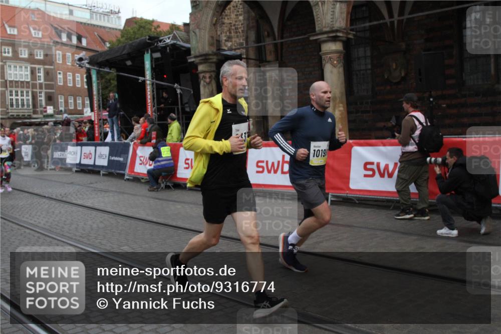 05.10.2025 - 20. swb-Marathon Bremen Yannick Fuchs http://msf.ph/oto/9316774 05.10.2025 10:50:38 Ziel 9267, 9299, 9337, 9986, 10199, 10251, 11466 meine-sportfotos.de