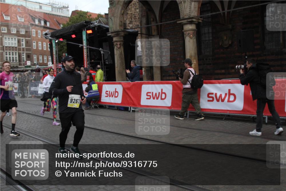 05.10.2025 - 20. swb-Marathon Bremen Yannick Fuchs http://msf.ph/oto/9316775 05.10.2025 10:50:40 Ziel 9267, 9299, 9578, 9986, 10251, 11062, 11466 meine-sportfotos.de