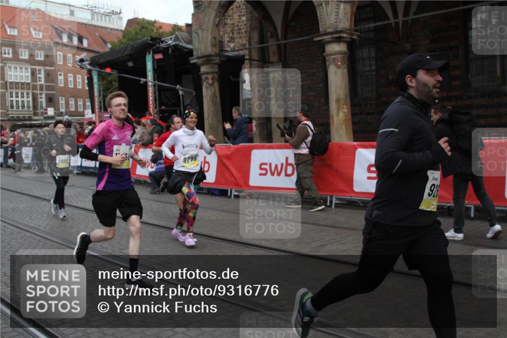 05.10.2025 - 20. swb-Marathon Bremen Yannick Fuchs http://msf.ph/oto/9316776 05.10.2025 10:50:40 Ziel 9267, 9299, 9578, 9986, 10251, 11062, 11466 meine-sportfotos.de