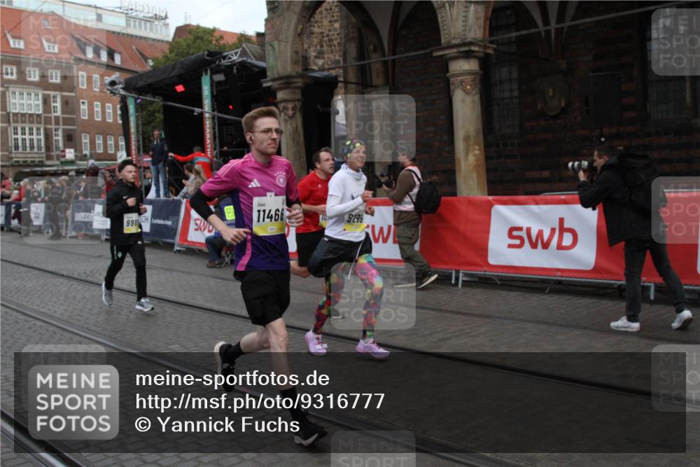 05.10.2025 - 20. swb-Marathon Bremen Yannick Fuchs http://msf.ph/oto/9316777 05.10.2025 10:50:41 Ziel 9267, 9299, 9578, 9986, 10251, 11062, 11466 meine-sportfotos.de
