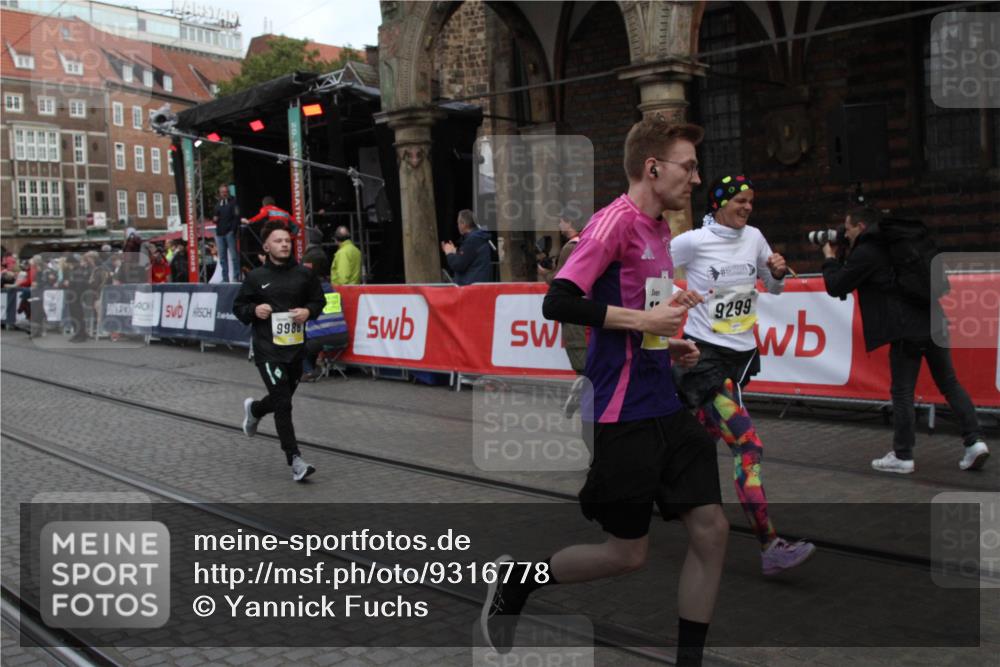 05.10.2025 - 20. swb-Marathon Bremen Yannick Fuchs http://msf.ph/oto/9316778 05.10.2025 10:50:41 Ziel 9267, 9299, 9578, 9986, 10251, 11062, 11466 meine-sportfotos.de