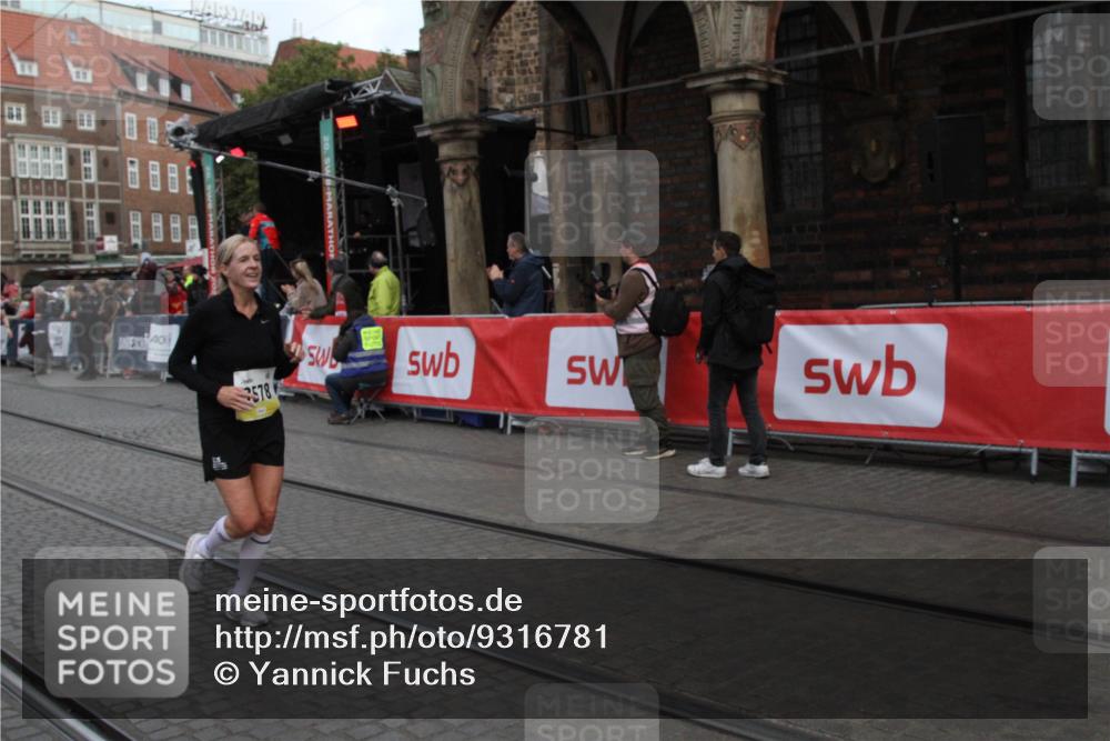 05.10.2025 - 20. swb-Marathon Bremen Yannick Fuchs http://msf.ph/oto/9316781 05.10.2025 10:50:43 Ziel 9578, 11062, 11451 meine-sportfotos.de