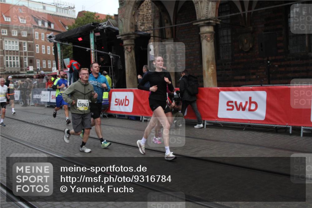 05.10.2025 - 20. swb-Marathon Bremen Yannick Fuchs http://msf.ph/oto/9316784 05.10.2025 10:50:49 Ziel 9230, 9251, 9277, 9658, 9742, 9832, 9888, 9969, 10043, 10279, 10479, 11451, 11543, 11661 meine-sportfotos.de