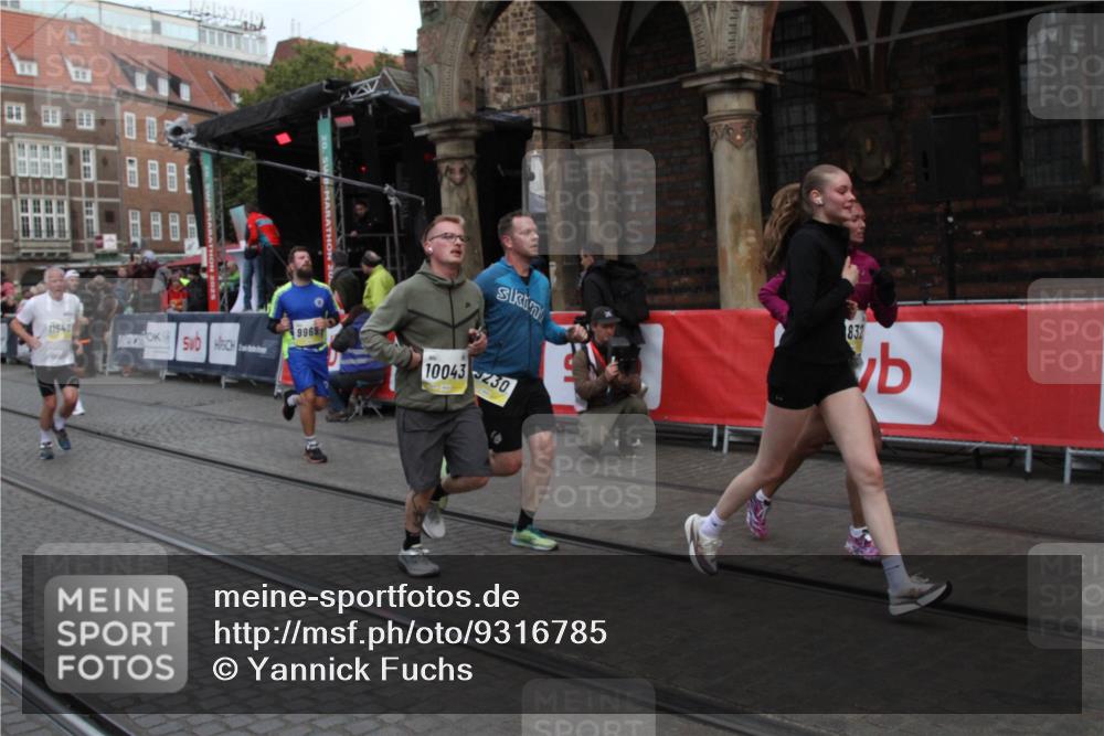 05.10.2025 - 20. swb-Marathon Bremen Yannick Fuchs http://msf.ph/oto/9316785 05.10.2025 10:50:49 Ziel 9230, 9251, 9277, 9658, 9742, 9832, 9888, 9969, 10043, 10279, 10479, 11451, 11543, 11661 meine-sportfotos.de