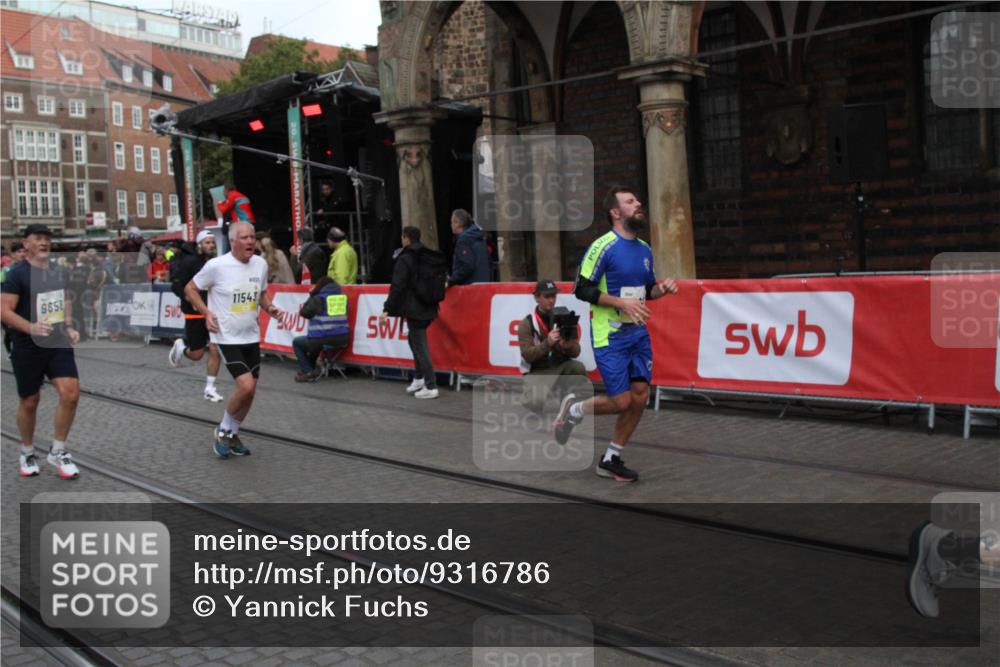 05.10.2025 - 20. swb-Marathon Bremen Yannick Fuchs http://msf.ph/oto/9316786 05.10.2025 10:50:50 Ziel 9230, 9251, 9277, 9658, 9715, 9742, 9832, 9888, 9969, 10043, 10279, 10479, 10689, 11543, 11661 meine-sportfotos.de