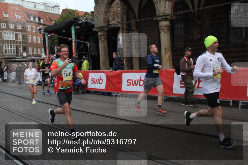 05.10.2025 - 20. swb-Marathon Bremen Yannick Fuchs http://msf.ph/oto/9316797 05.10.2025 10:51:01 Ziel 9199, 9399, 9630, 10029, 10227, 10254, 10534, 10698, 11061, 11311 meine-sportfotos.de
