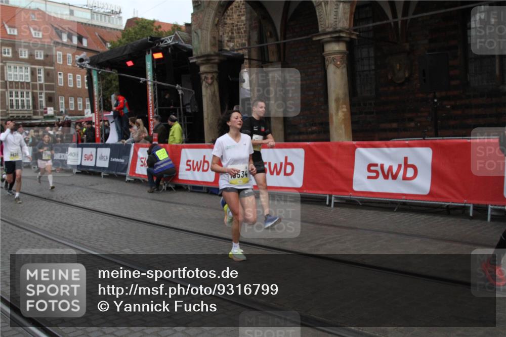 05.10.2025 - 20. swb-Marathon Bremen Yannick Fuchs http://msf.ph/oto/9316799 05.10.2025 10:51:02 Ziel 9199, 9630, 9663, 10029, 10227, 10254, 10534, 10698, 10743, 11061 meine-sportfotos.de