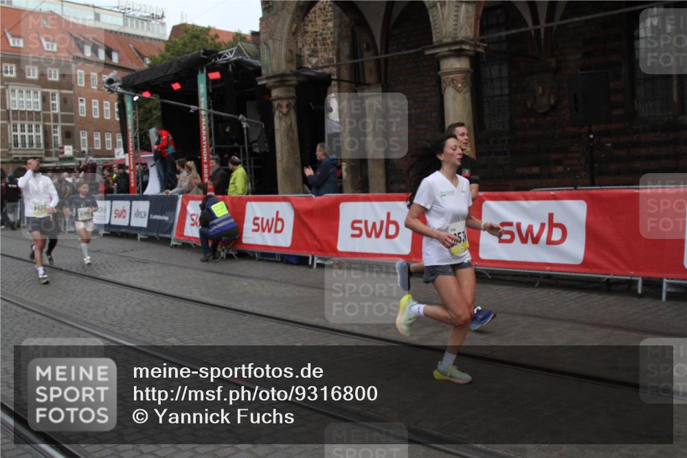 05.10.2025 - 20. swb-Marathon Bremen Yannick Fuchs http://msf.ph/oto/9316800 05.10.2025 10:51:03 Ziel 9199, 9425, 9630, 9663, 10254, 10378, 10534, 10698, 10743, 10932, 11061, 11391 meine-sportfotos.de