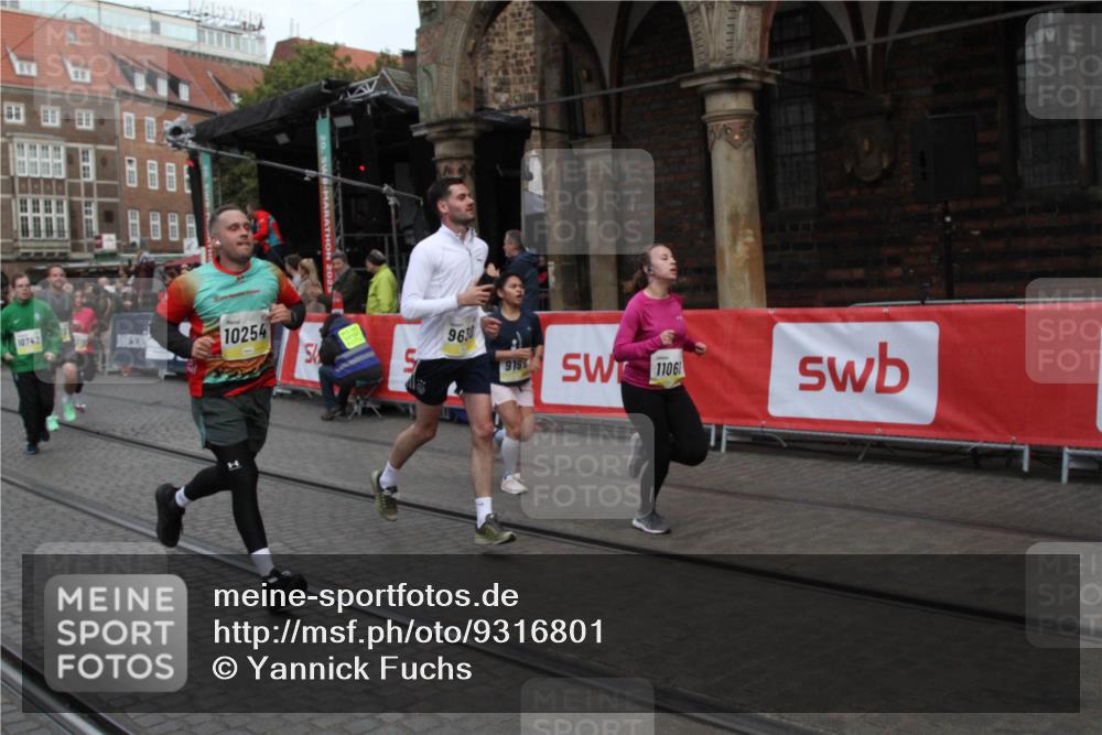05.10.2025 - 20. swb-Marathon Bremen Yannick Fuchs http://msf.ph/oto/9316801 05.10.2025 10:51:05 Ziel 9199, 9416, 9425, 9630, 9663, 9894, 10206, 10226, 10254, 10378, 10743, 10932, 11061, 11391, 11573 meine-sportfotos.de