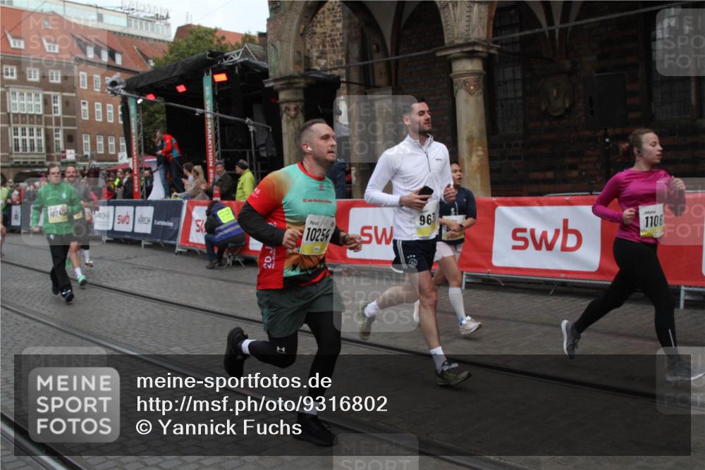 05.10.2025 - 20. swb-Marathon Bremen Yannick Fuchs http://msf.ph/oto/9316802 05.10.2025 10:51:05 Ziel 9199, 9416, 9425, 9630, 9663, 9894, 10206, 10226, 10254, 10378, 10743, 10932, 11061, 11391, 11573 meine-sportfotos.de