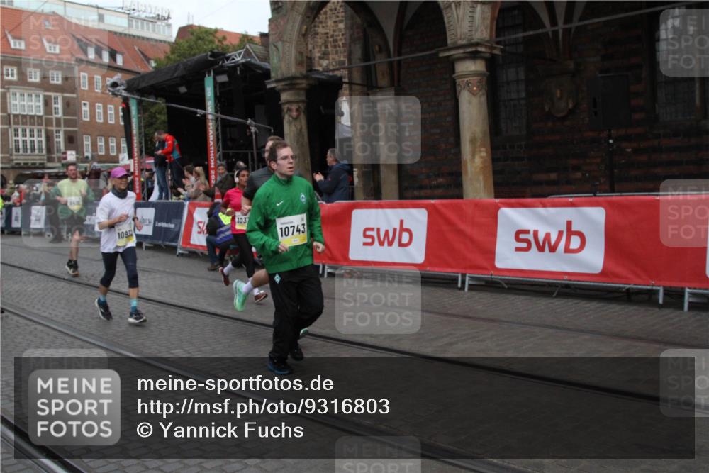 05.10.2025 - 20. swb-Marathon Bremen Yannick Fuchs http://msf.ph/oto/9316803 05.10.2025 10:51:07 Ziel 9256, 9287, 9416, 9425, 9663, 9894, 10206, 10226, 10378, 10669, 10743, 10932, 11279, 11391, 11573 meine-sportfotos.de