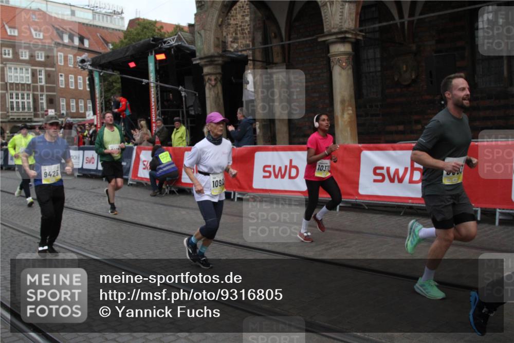 05.10.2025 - 20. swb-Marathon Bremen Yannick Fuchs http://msf.ph/oto/9316805 05.10.2025 10:51:07 Ziel 9256, 9287, 9416, 9425, 9663, 9894, 10206, 10226, 10378, 10669, 10743, 10932, 11279, 11391, 11573 meine-sportfotos.de