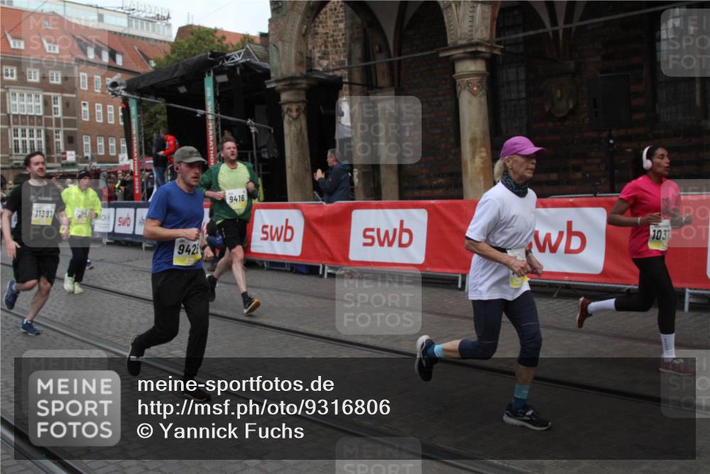 05.10.2025 - 20. swb-Marathon Bremen Yannick Fuchs http://msf.ph/oto/9316806 05.10.2025 10:51:08 Ziel 9256, 9287, 9416, 9425, 9663, 9894, 10206, 10226, 10378, 10669, 10743, 10932, 11279, 11391, 11573 meine-sportfotos.de