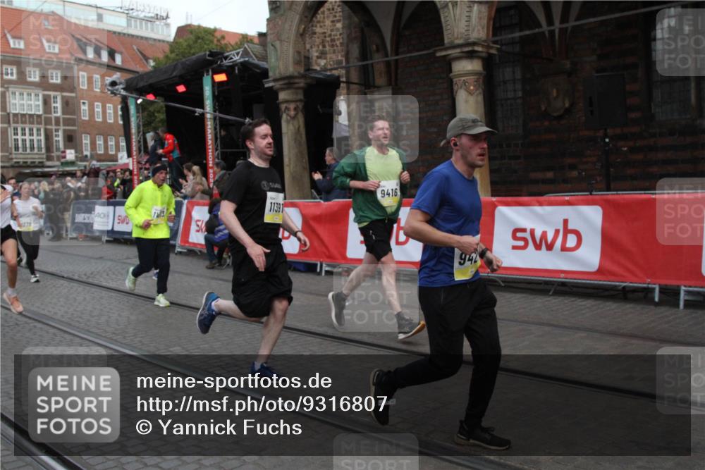 05.10.2025 - 20. swb-Marathon Bremen Yannick Fuchs http://msf.ph/oto/9316807 05.10.2025 10:51:09 Ziel 9256, 9287, 9416, 9425, 9894, 10206, 10226, 10378, 10669, 10932, 11279, 11391, 11573 meine-sportfotos.de