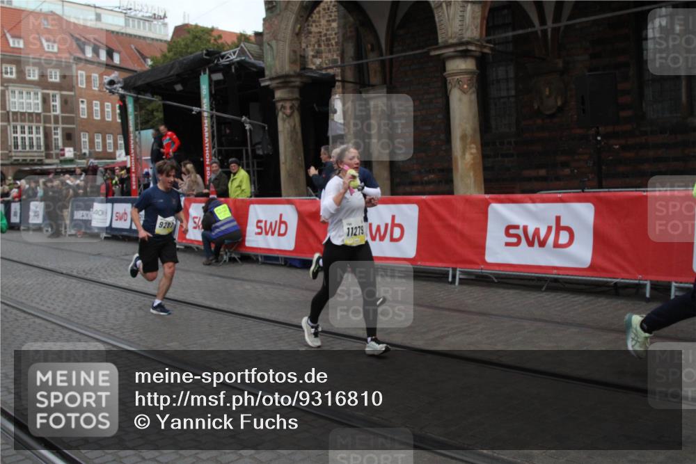 05.10.2025 - 20. swb-Marathon Bremen Yannick Fuchs http://msf.ph/oto/9316810 05.10.2025 10:51:11 Ziel 9256, 9287, 9894, 10206, 10669, 11279, 11573 meine-sportfotos.de