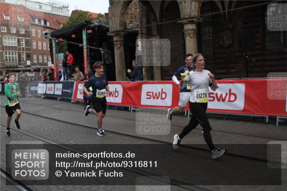 05.10.2025 - 20. swb-Marathon Bremen Yannick Fuchs http://msf.ph/oto/9316811 05.10.2025 10:51:11 Ziel 9256, 9287, 9894, 10206, 10669, 11279, 11573 meine-sportfotos.de