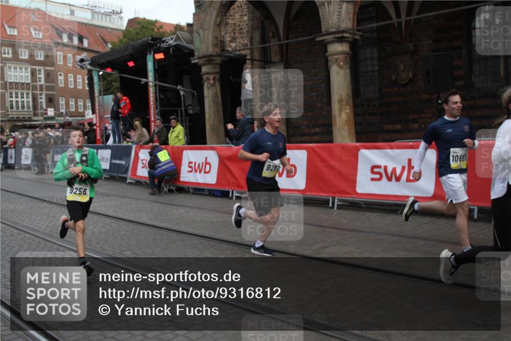 05.10.2025 - 20. swb-Marathon Bremen Yannick Fuchs http://msf.ph/oto/9316812 05.10.2025 10:51:12 Ziel 9256, 9287, 10669, 11279 meine-sportfotos.de