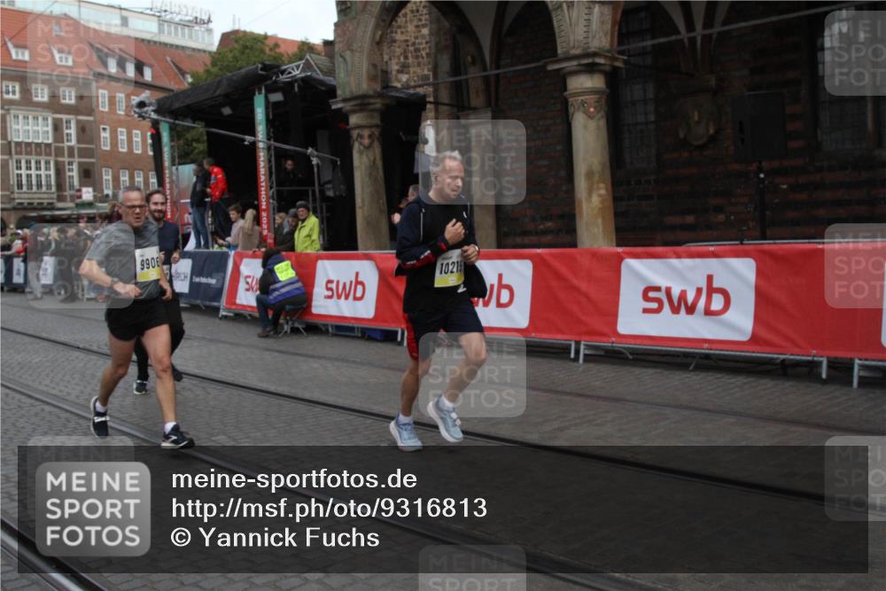 05.10.2025 - 20. swb-Marathon Bremen Yannick Fuchs http://msf.ph/oto/9316813 05.10.2025 10:51:19 Ziel 9906, 10215, 10222, 10432 meine-sportfotos.de