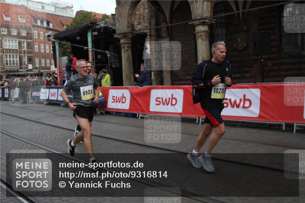 05.10.2025 - 20. swb-Marathon Bremen Yannick Fuchs http://msf.ph/oto/9316814 05.10.2025 10:51:19 Ziel 9906, 10215, 10222, 10432 meine-sportfotos.de