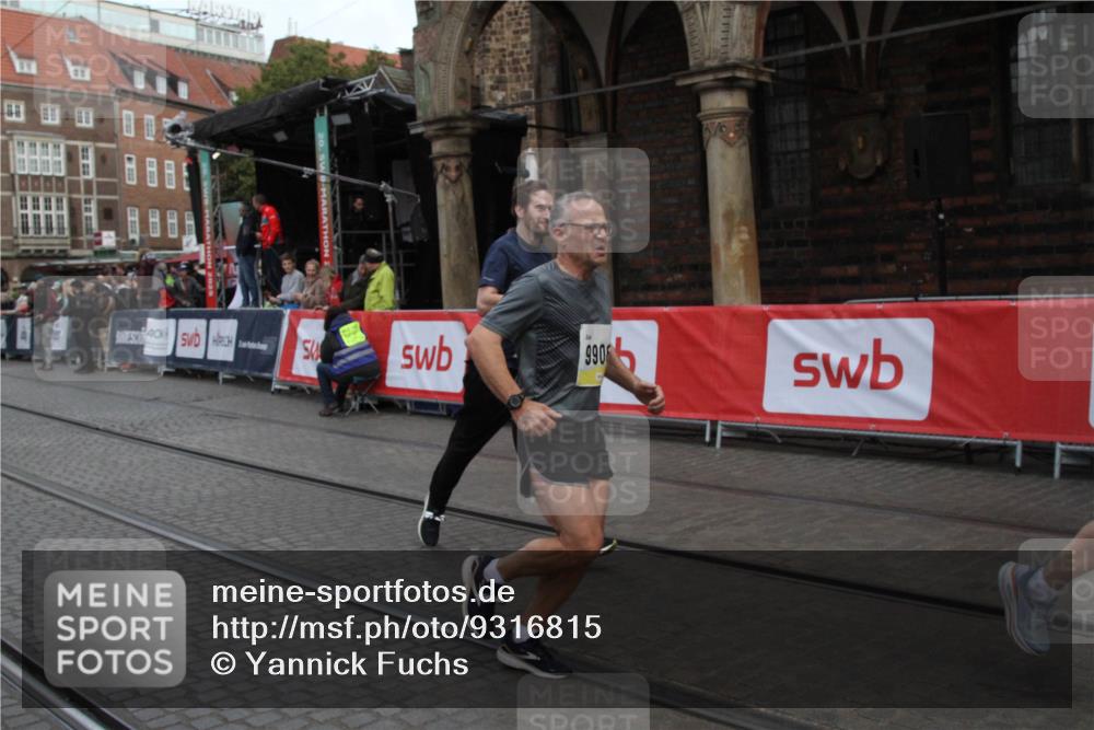 05.10.2025 - 20. swb-Marathon Bremen Yannick Fuchs http://msf.ph/oto/9316815 05.10.2025 10:51:20 Ziel 9906, 10222, 10432 meine-sportfotos.de