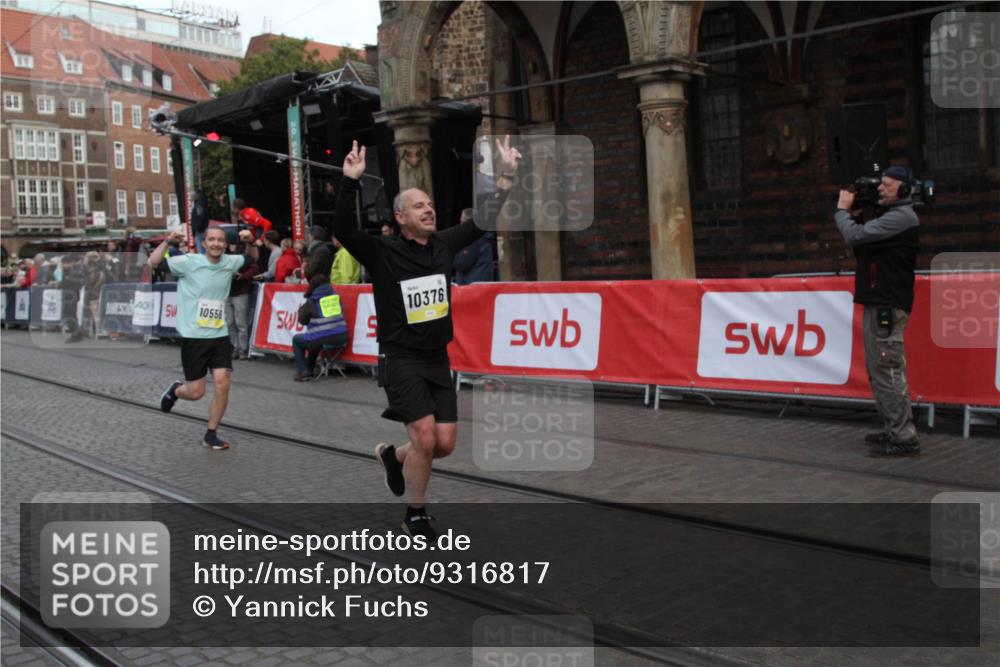 05.10.2025 - 20. swb-Marathon Bremen Yannick Fuchs http://msf.ph/oto/9316817 05.10.2025 10:51:29 Ziel 10321, 10376, 10556, 11177 meine-sportfotos.de