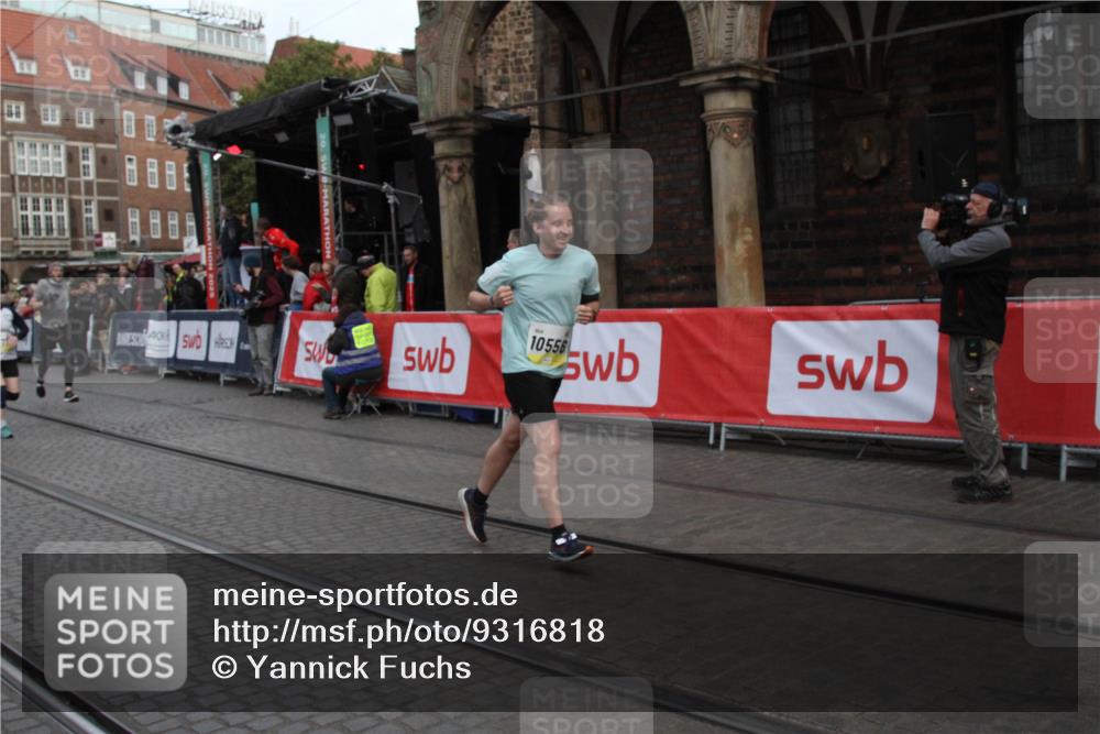 05.10.2025 - 20. swb-Marathon Bremen Yannick Fuchs http://msf.ph/oto/9316818 05.10.2025 10:51:30 Ziel 10321, 10376, 10556, 11177 meine-sportfotos.de