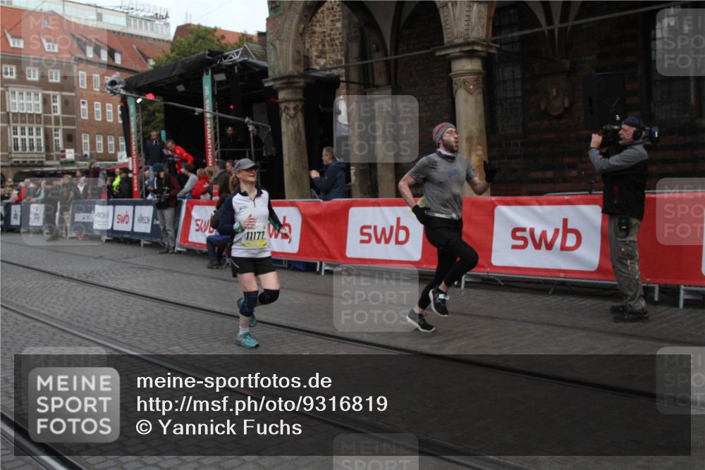 05.10.2025 - 20. swb-Marathon Bremen Yannick Fuchs http://msf.ph/oto/9316819 05.10.2025 10:51:32 Ziel 10321, 11177 meine-sportfotos.de