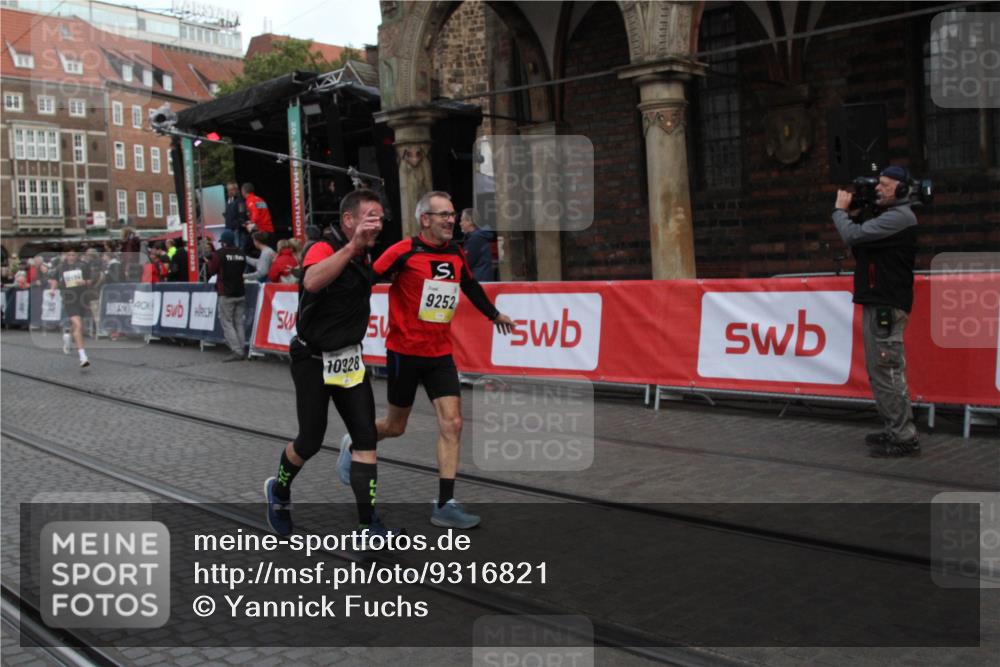 05.10.2025 - 20. swb-Marathon Bremen Yannick Fuchs http://msf.ph/oto/9316821 05.10.2025 10:51:39 Ziel 9252, 10584, 10918, 10928, 11484 meine-sportfotos.de