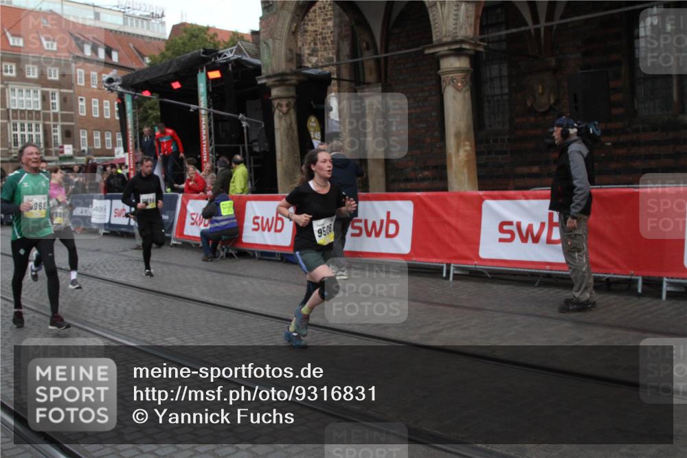 05.10.2025 - 20. swb-Marathon Bremen Yannick Fuchs http://msf.ph/oto/9316831 05.10.2025 10:51:53 Ziel 9004, 9506, 10968, 11361, 11689, 11696 meine-sportfotos.de