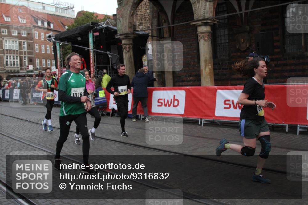 05.10.2025 - 20. swb-Marathon Bremen Yannick Fuchs http://msf.ph/oto/9316832 05.10.2025 10:51:53 Ziel 9004, 9506, 10968, 11361, 11689, 11696 meine-sportfotos.de