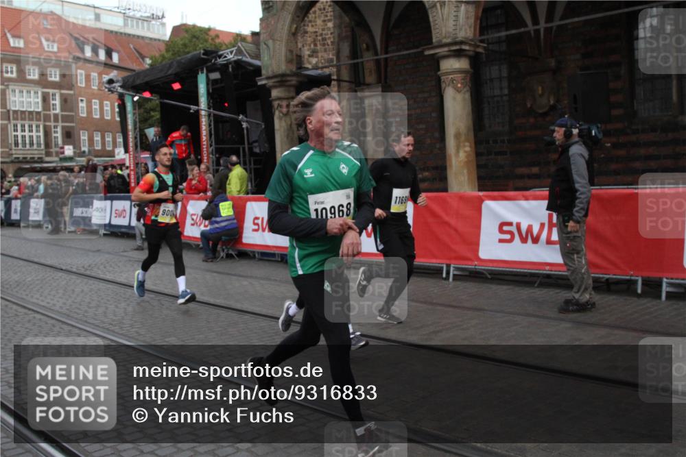 05.10.2025 - 20. swb-Marathon Bremen Yannick Fuchs http://msf.ph/oto/9316833 05.10.2025 10:51:54 Ziel 9004, 9506, 10968, 11080, 11361, 11689, 11696 meine-sportfotos.de