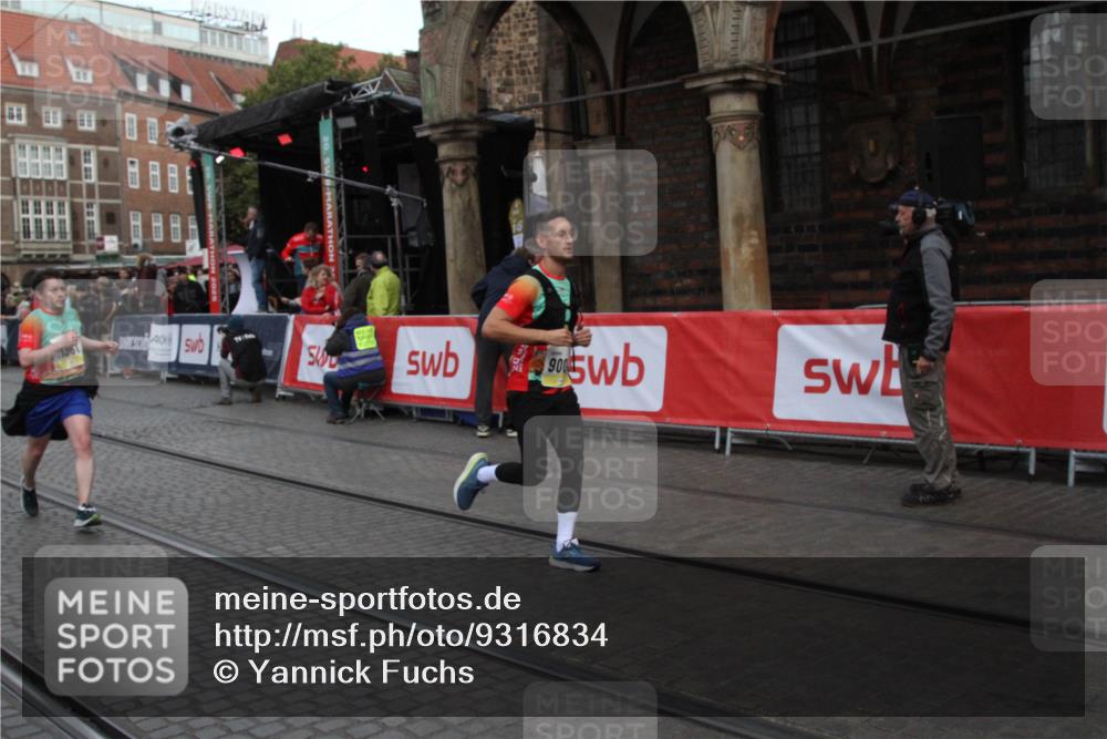 05.10.2025 - 20. swb-Marathon Bremen Yannick Fuchs http://msf.ph/oto/9316834 05.10.2025 10:51:54 Ziel 9004, 9506, 10968, 11080, 11361, 11689, 11696 meine-sportfotos.de