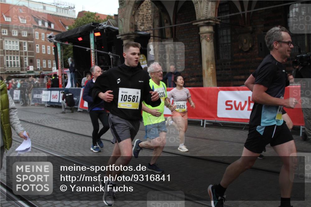 05.10.2025 - 20. swb-Marathon Bremen Yannick Fuchs http://msf.ph/oto/9316841 05.10.2025 10:52:04 Ziel 9683, 10380, 10581, 10625, 11136, 11273, 11325 meine-sportfotos.de
